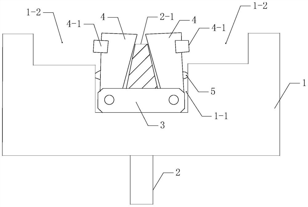 Clamping mechanism suitable for cable conveying and cable conveyor