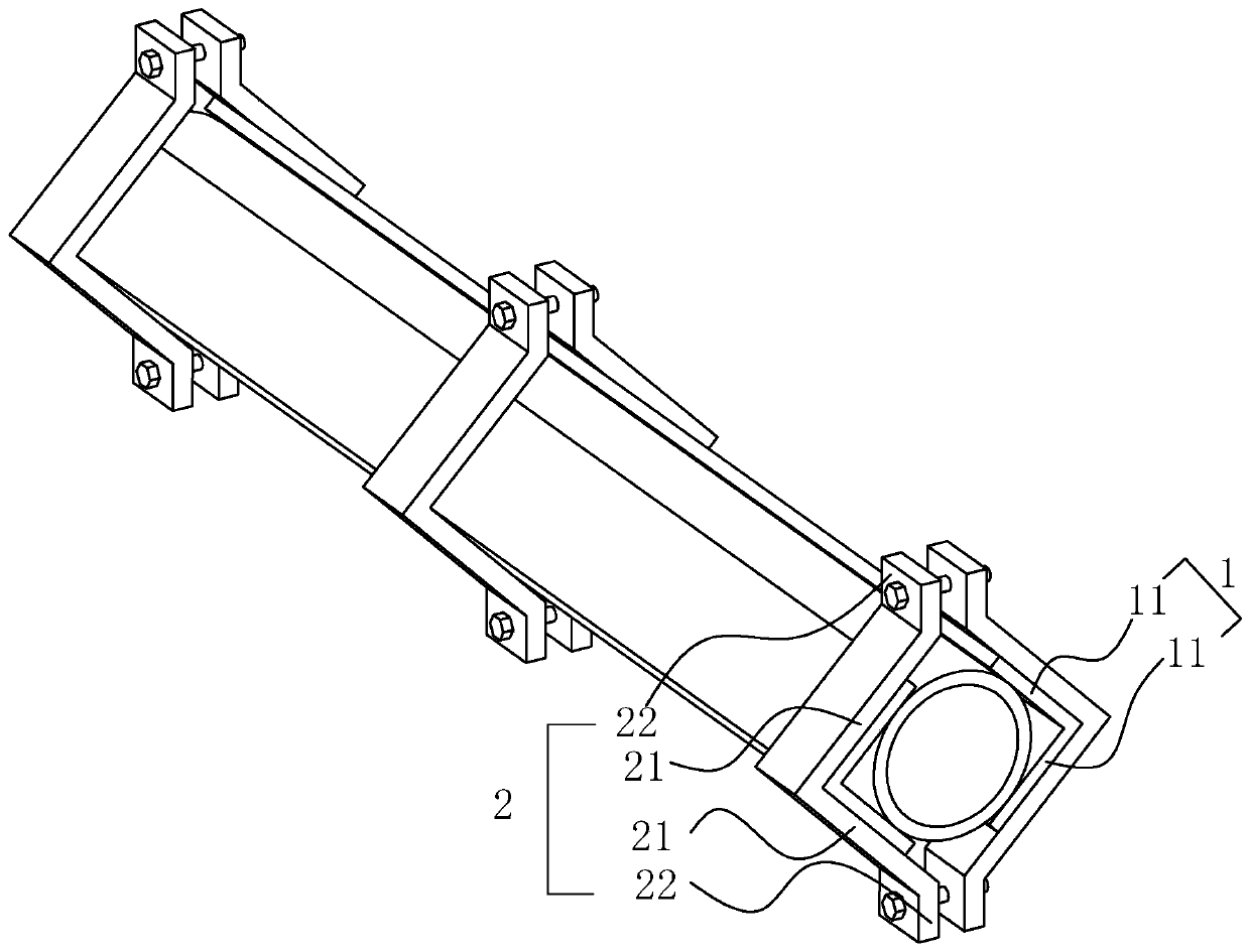 Anti-pressure reinforcement device for wall sticking holding circular rods and reinforcement method