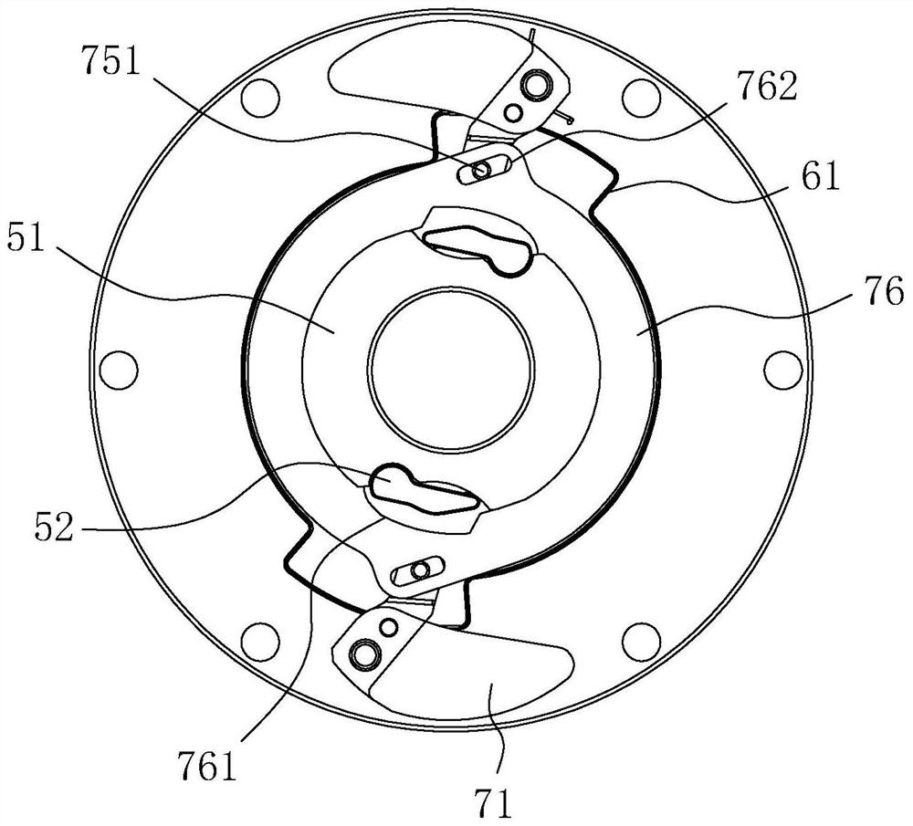 Speed change mechanism for achieving automatic gear shifting through output speed and vehicle