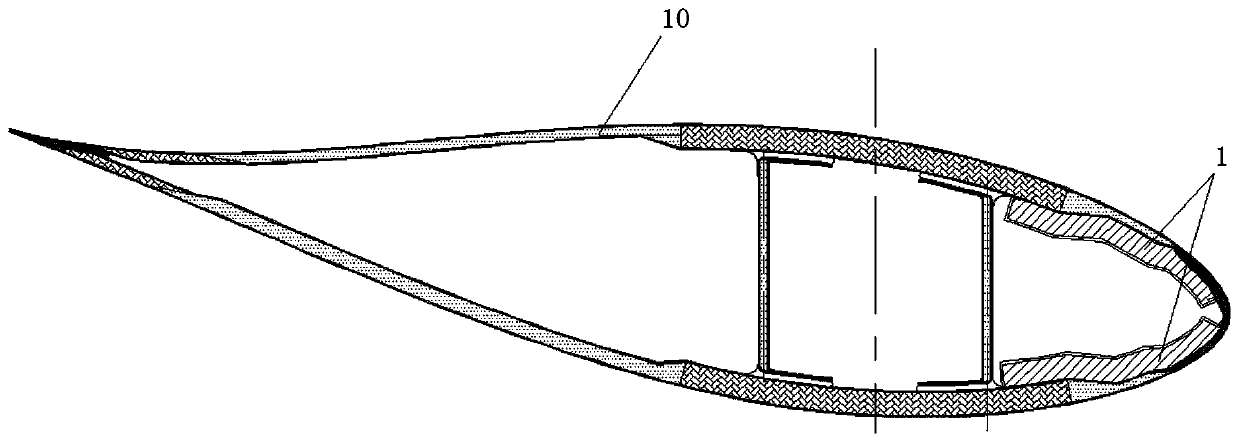 Anti-icing wind turbine blade, and method for preventing wind turbine blade from icing