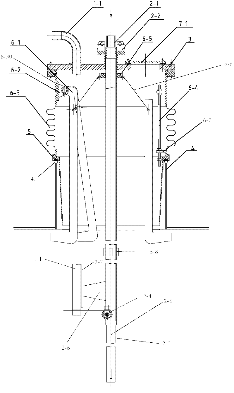 A closed self-locking cleaning device for tanks