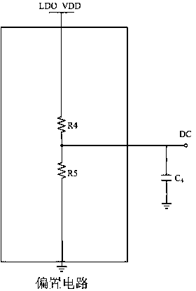 Low-noise voltage-controlled oscillator biasing circuit and frequency source self-calibration method