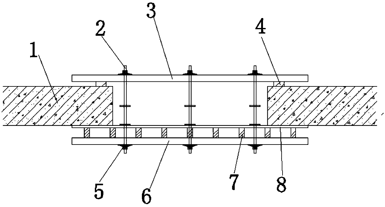 Formwork reinforcing device without top support for post-cast strip and construction method thereof