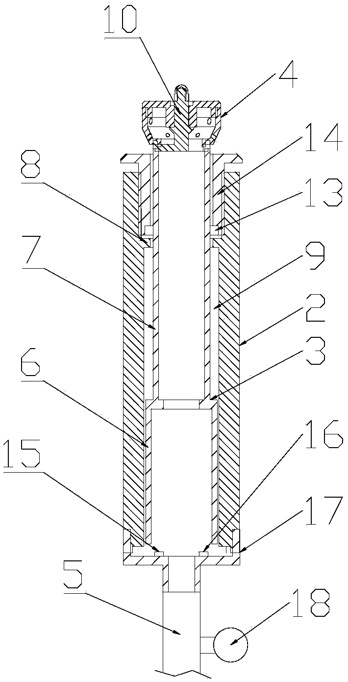 Automatic lifting type rotary spraying device and washing tank comprising same