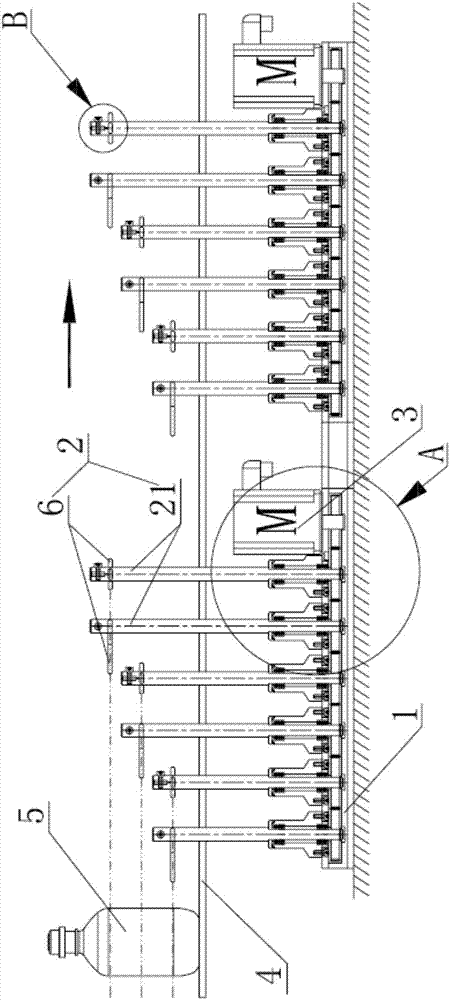Striking defoaming device for online conveying bottle bodies, and defoaming method thereof