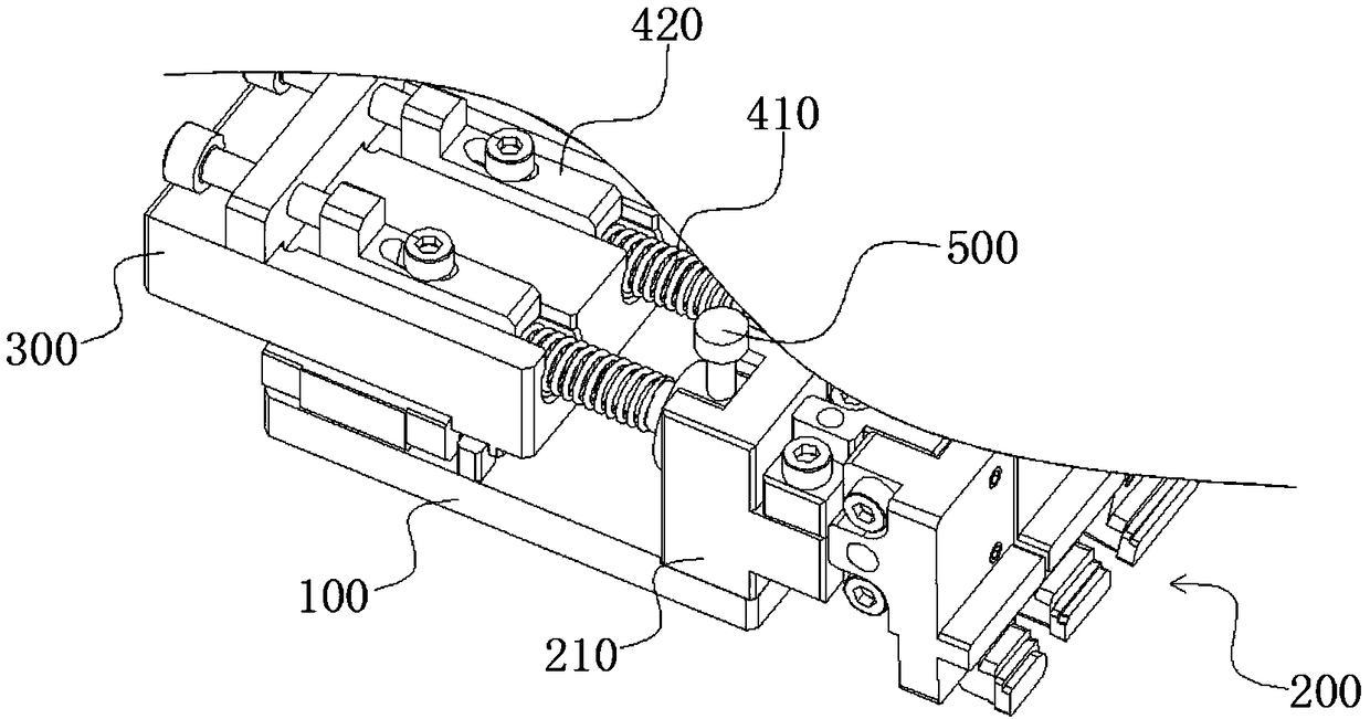 Pressure maintaining device and equipment
