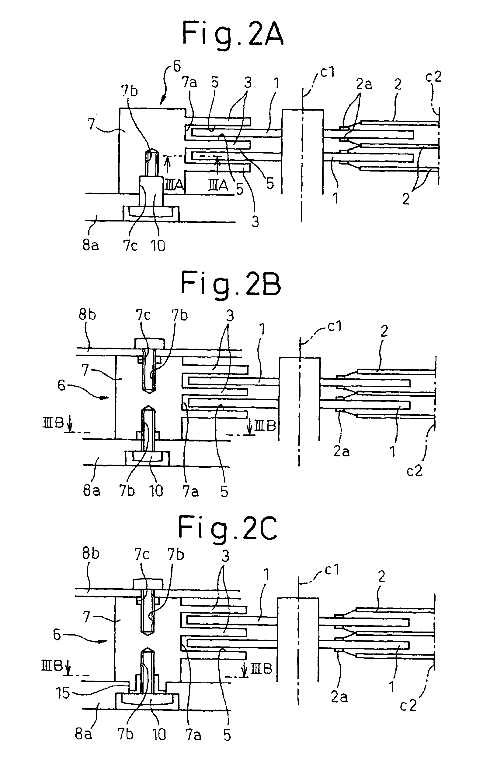 Magnetic disk device with wind shield members