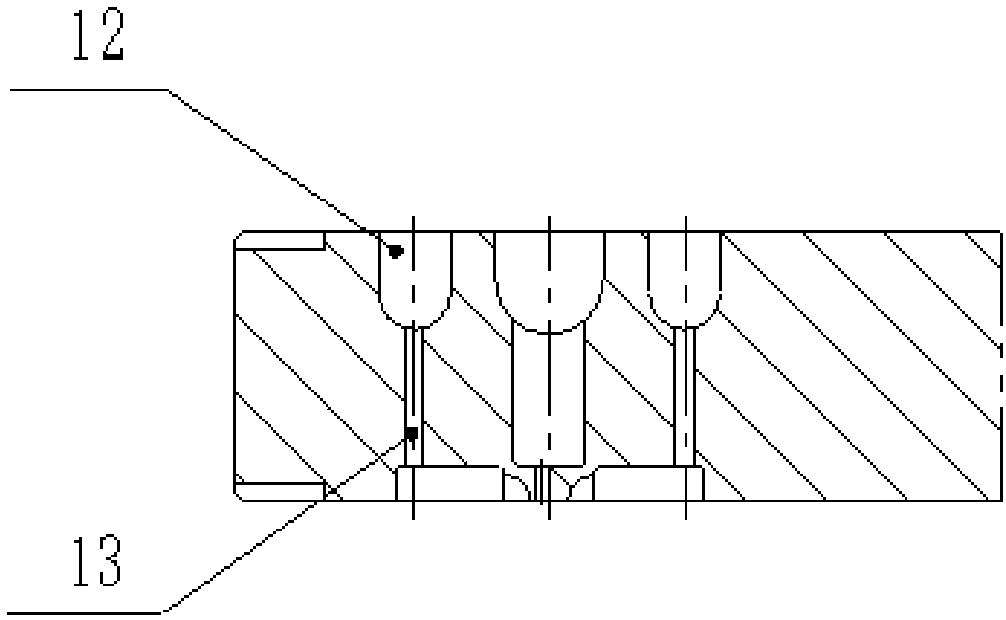 Fiber-splitting primary silk spinning assembly for initiatively distributing melts