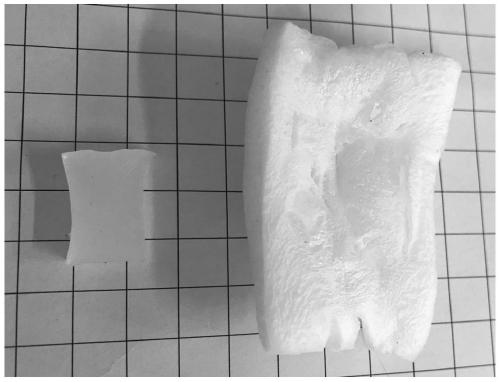 Method for preparing foam material by microwave hydrogel foaming