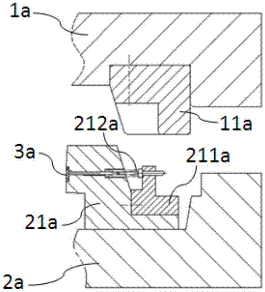 Mold with mechanical reverse ejecting mechanism