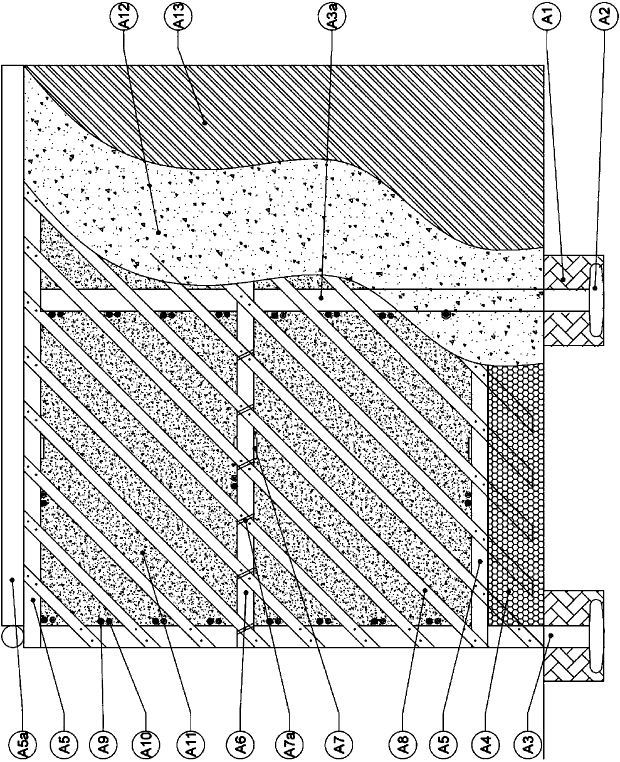 Structural wall with a structure exogenous to the longitudinal axis thereof for enabling the inside of the wall to be filled on site