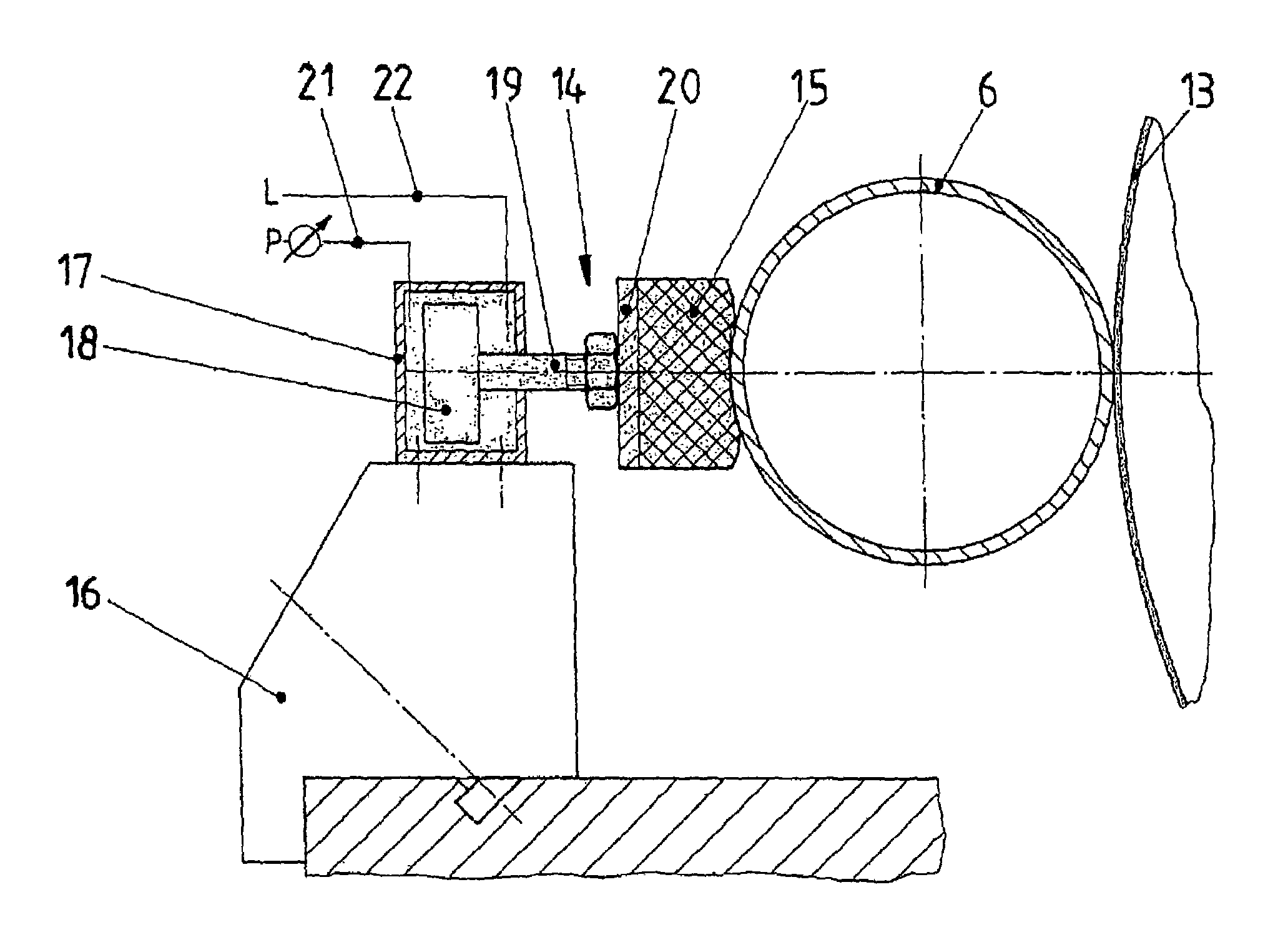 Method and device for grinding a rotating roller using an elastic steady-rest support