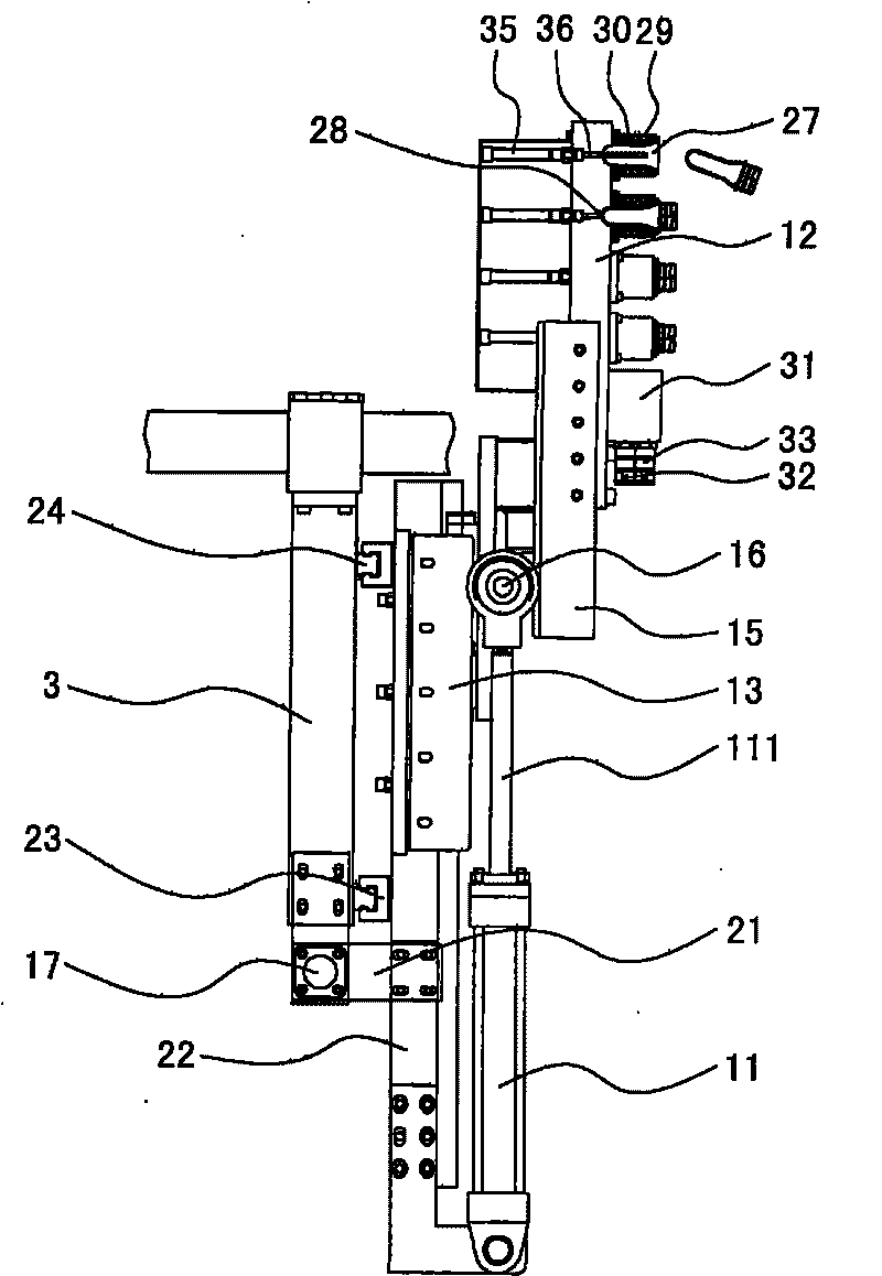 Automatic fetching device of injection molding machine