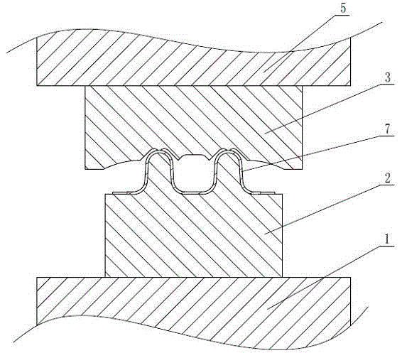 Separating stamping die and separating process for hot-molded steel plates