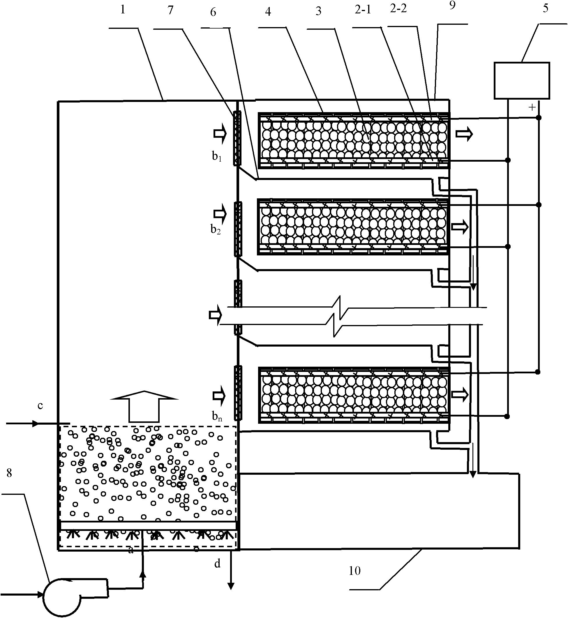 Method and device for desalting seawater or brackish water