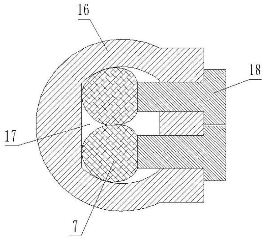 Auxiliary connection device for the coupler of the center-mounted axle car transporter