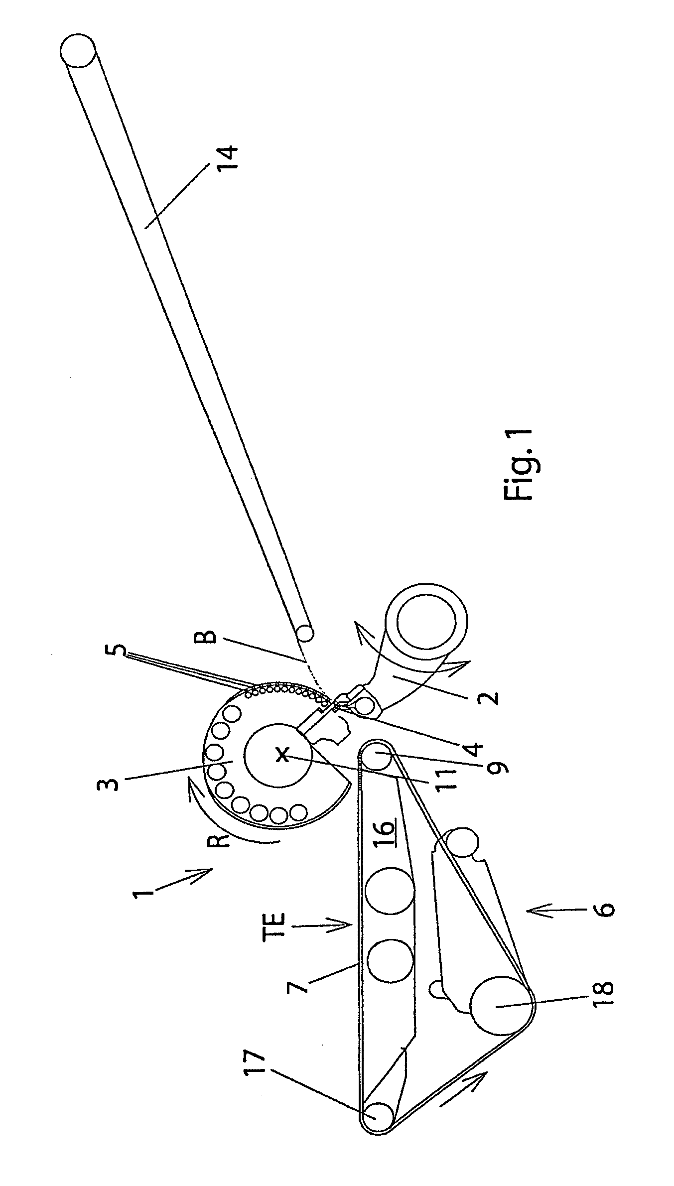 Apparatus and method for drawing in flat material pieces and in-register transportation of the flat material pieces