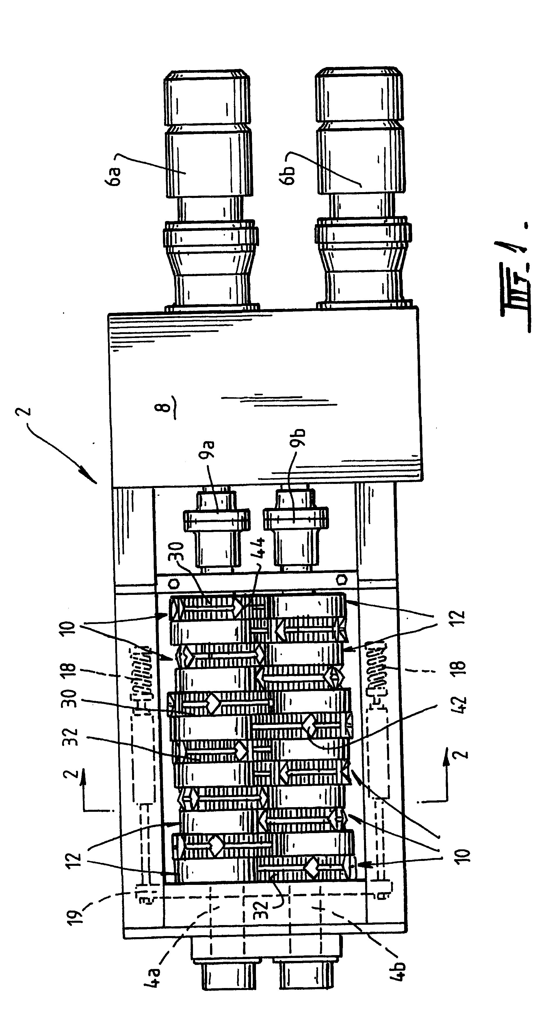 Self cleaning shredding device having movable cleaning rings
