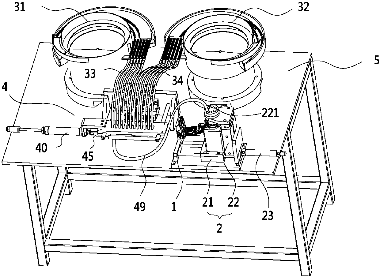 Automatic assembling device used for assembling steel balls and steel pins simultaneously and assembling method of automatic assembling device