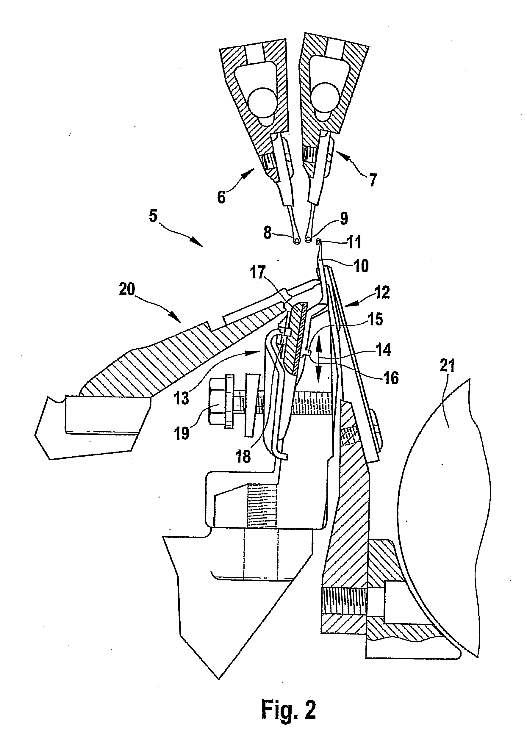 Knitted net for enveloping round bales, and method and device for the production thereof