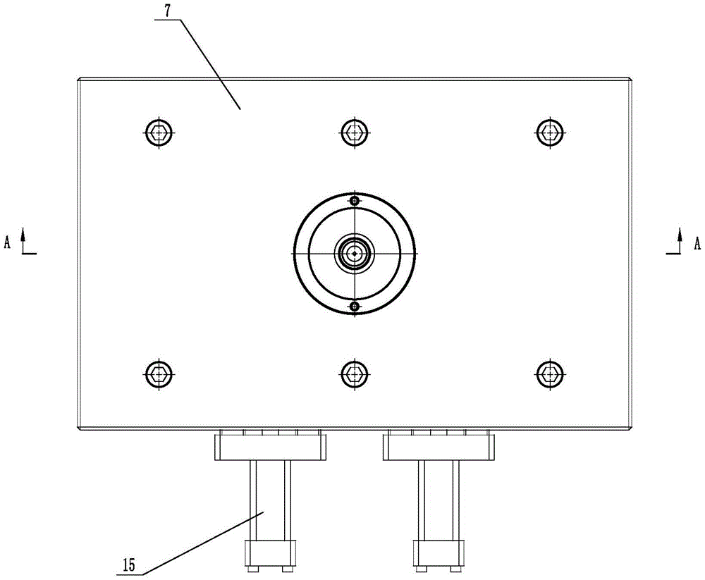 Corner wrapping of head and tail board and its forming mold