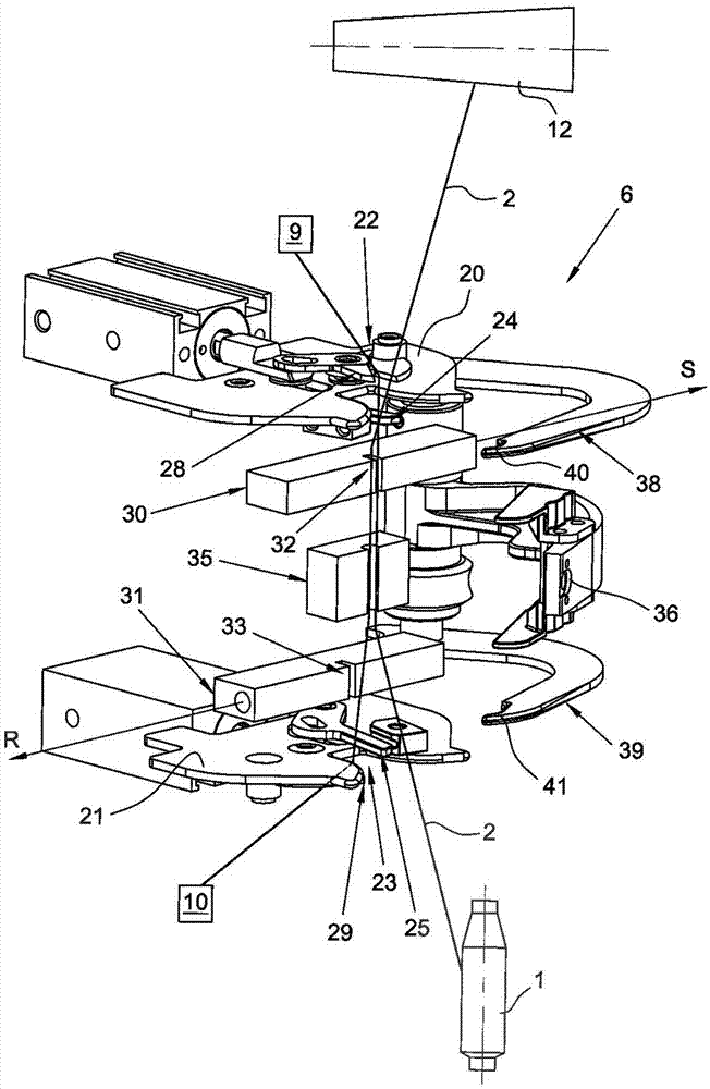 Splicer device for splicing yarns and winding machine