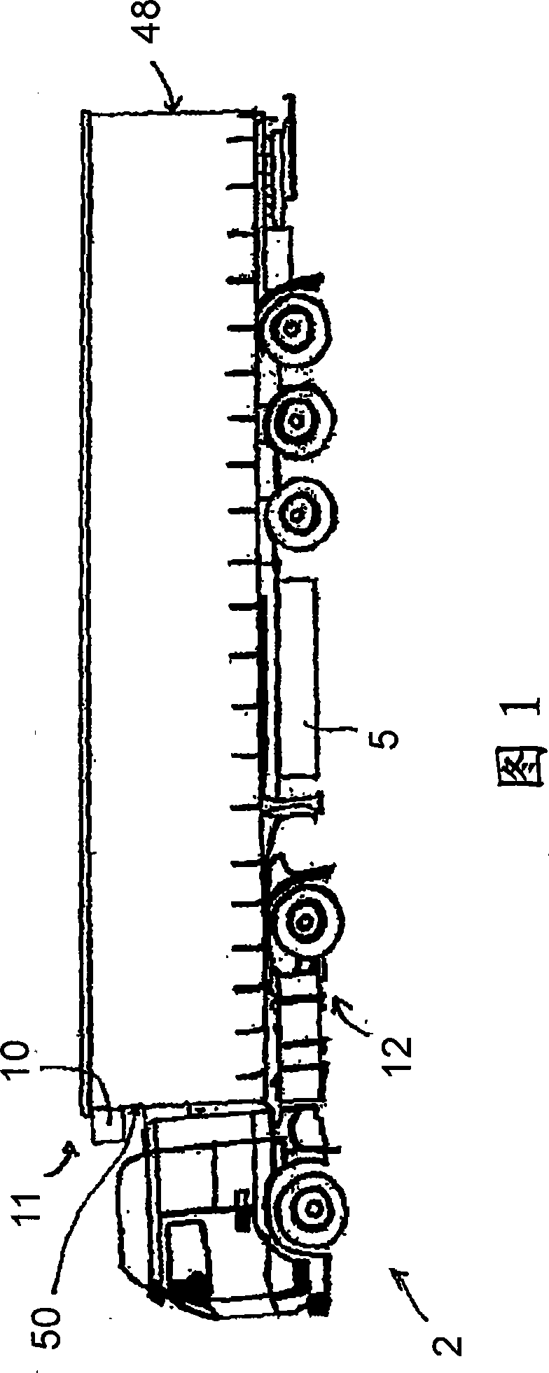 Refrigerated vehicle with an external refrigeration module and a refrigeration method