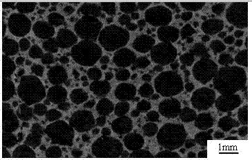 Method for preparing large-aperture three-dimensional network SiC ceramic material
