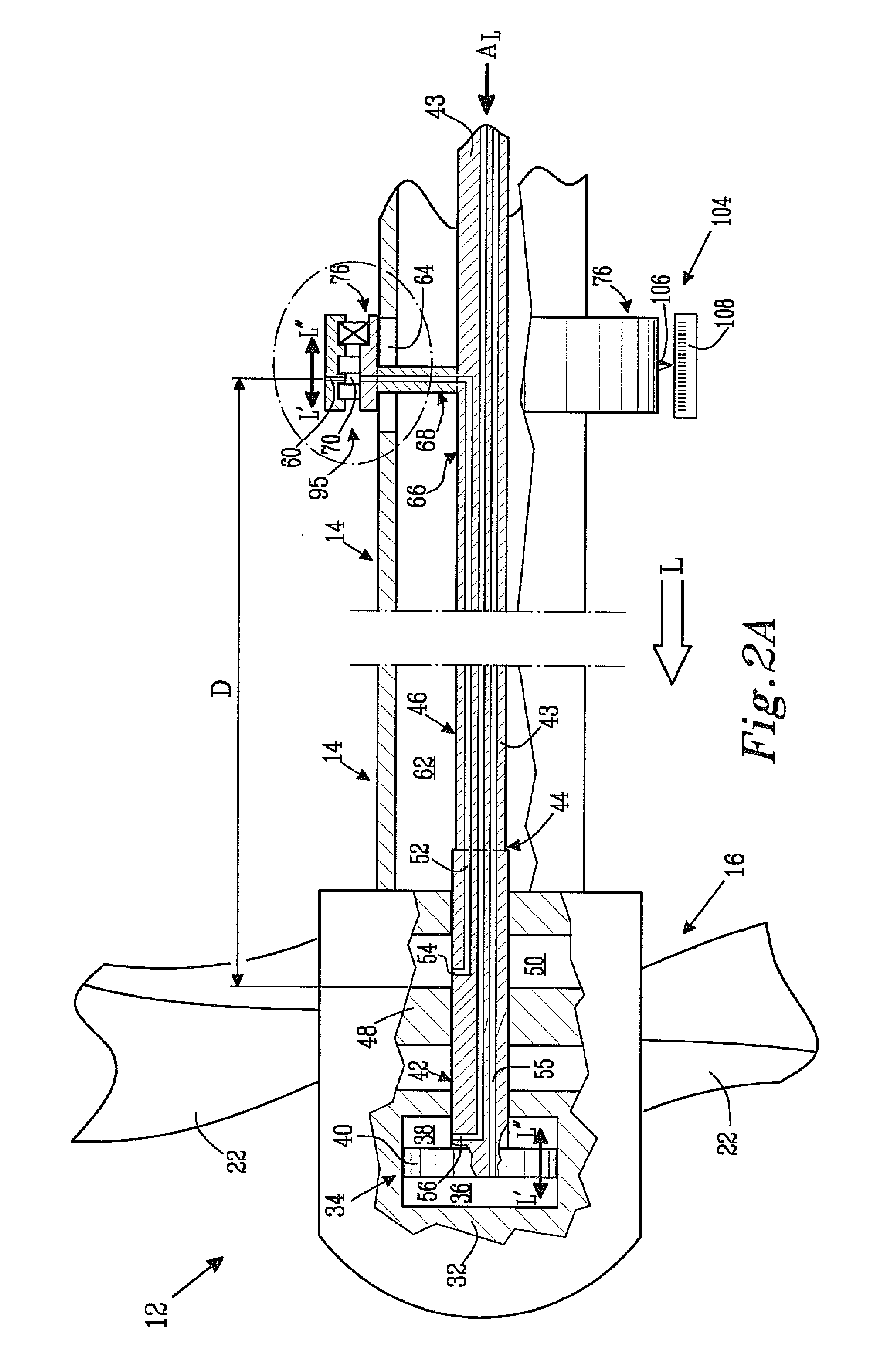 Adjustable propeller arrangement and a method of distributing fluid to and/or from such an adjustable propeller arrangement