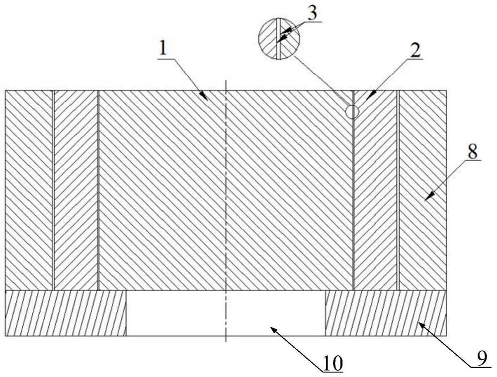 Diffusion welding method utilizing material linear expansion coefficient difference