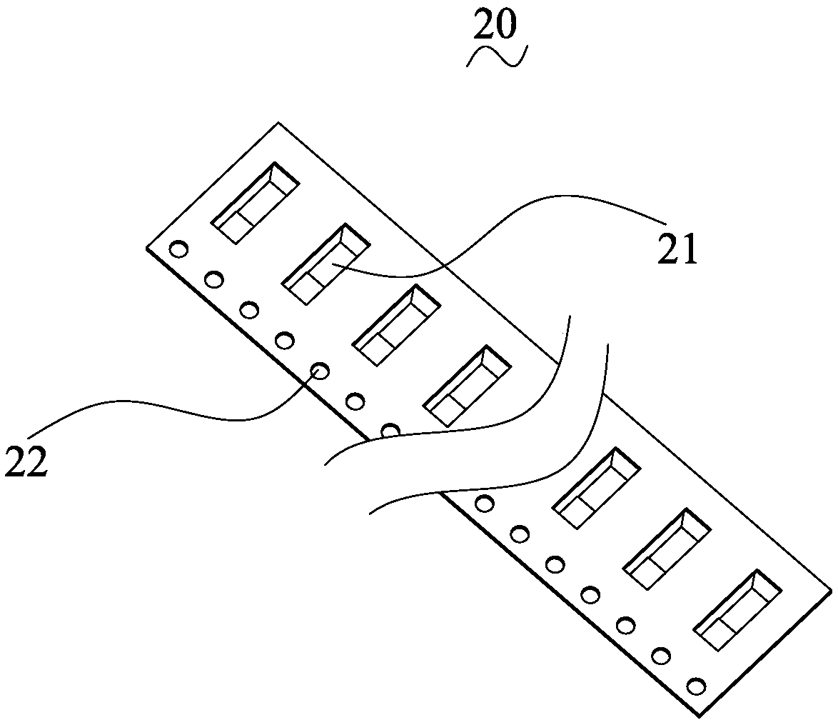 Variable-spacing feeding box mechanism of medical blades and medical instrument packaging equipment
