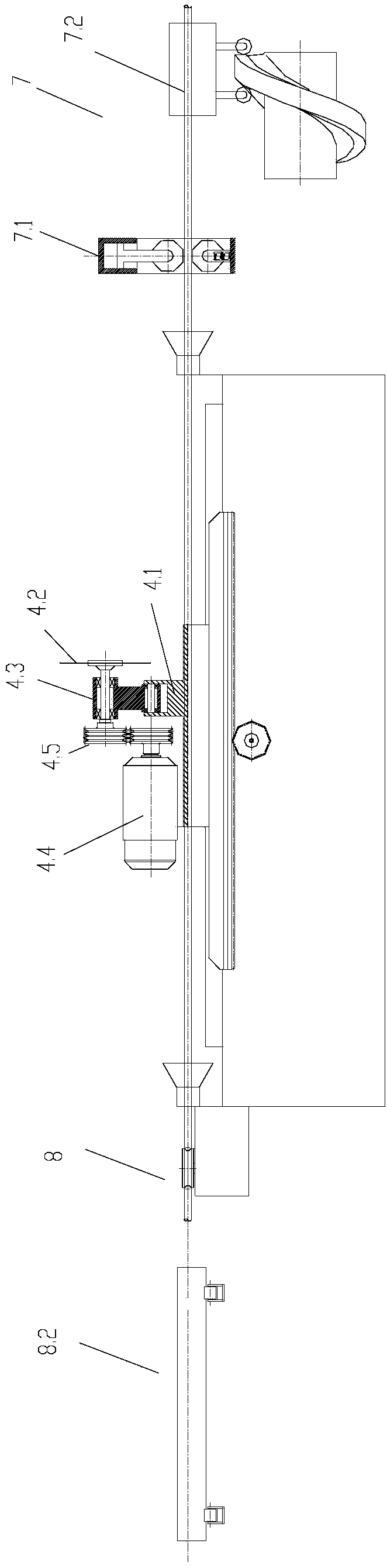 Fixed-length flying saw sawing method and sawing device for achieving same