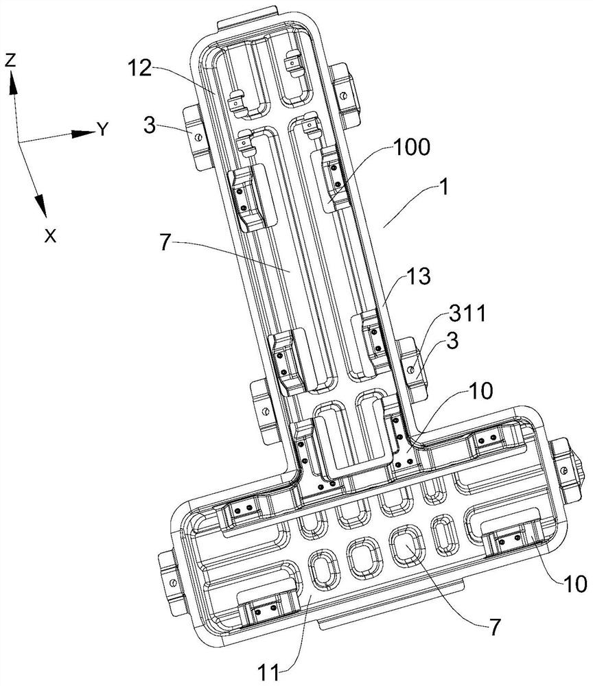 Battery trays, traction battery packs and vehicles