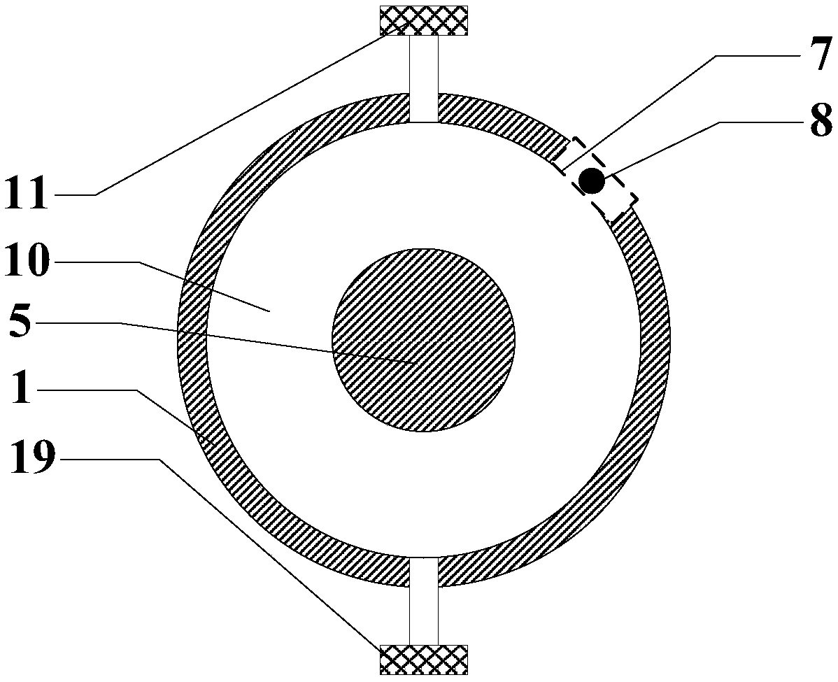 Liquid application device and method for liquid-filling jointed rock mass sample for flange type SHPB(split Hopkinson pressure bar)