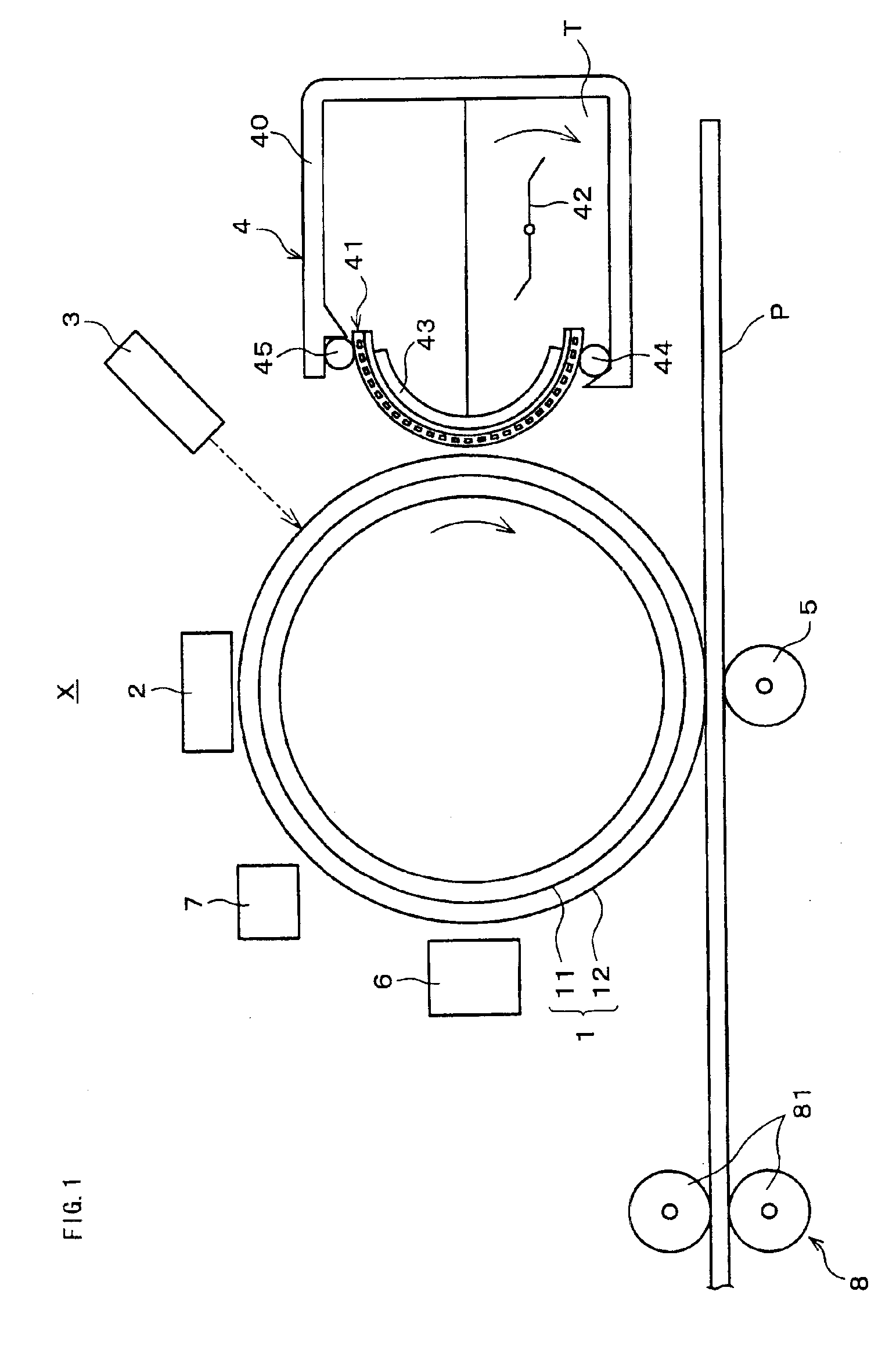 Developing device conveying toner using a traveling-wave electric field and image forming apparatus using same