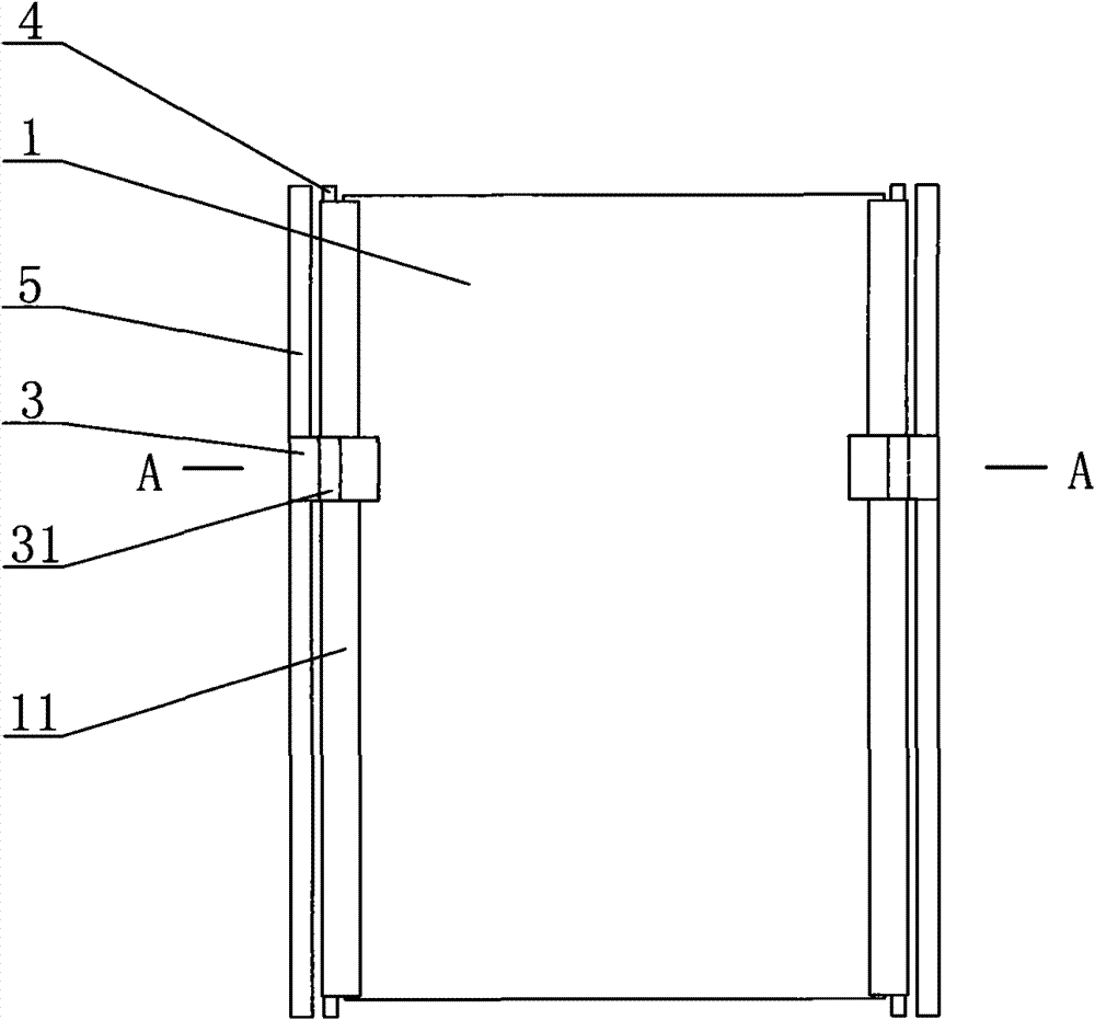 Connection structure between door body and sliding rail of car shed door