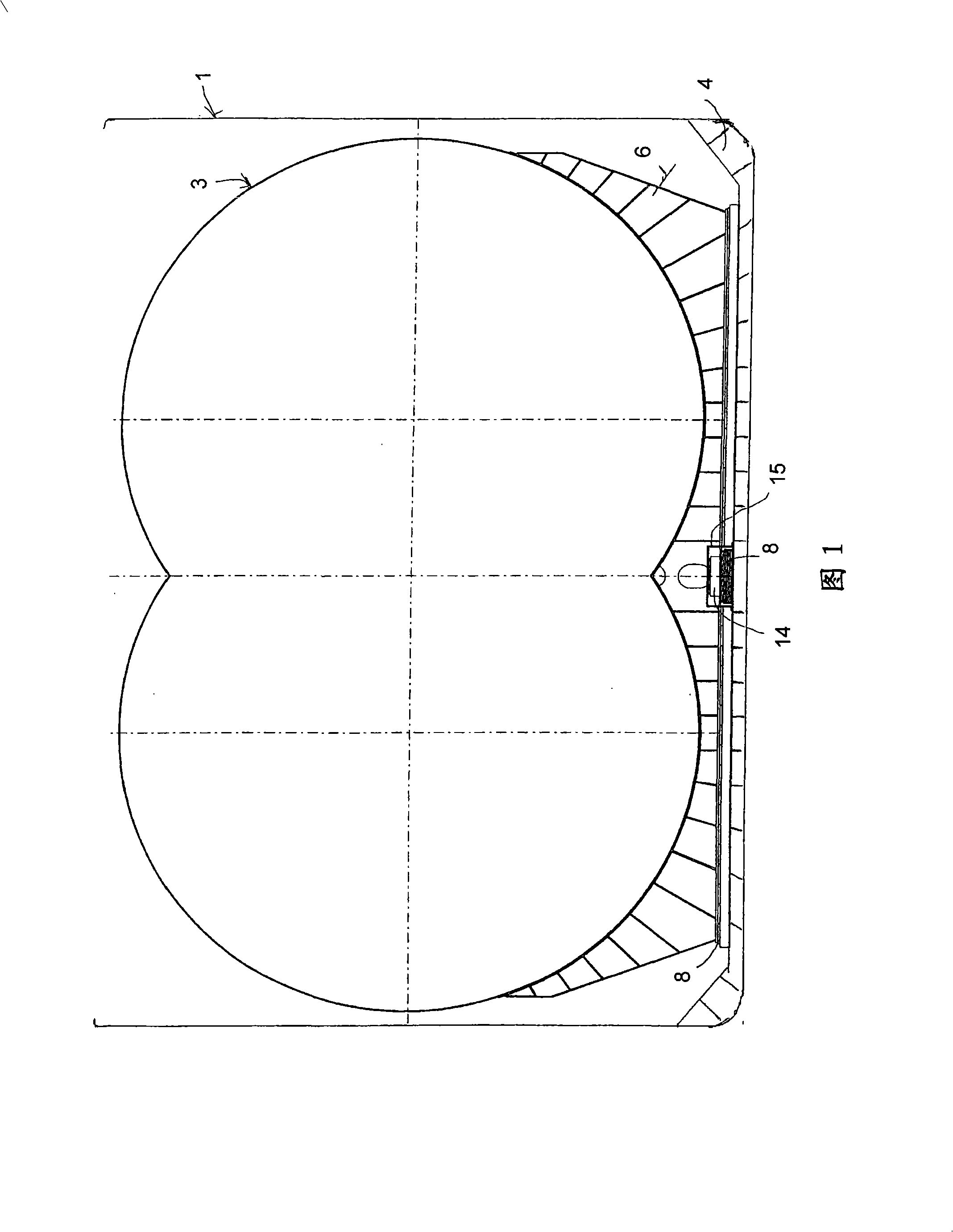 Device for mounting a tank in a ship