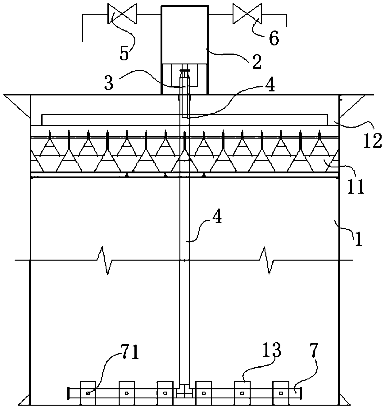 Water distributing device of wastewater treatment and pulse type water distributing method thereof