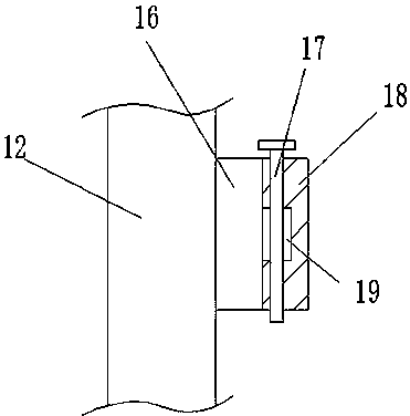 Rail connecting device capable of achieving corner connection