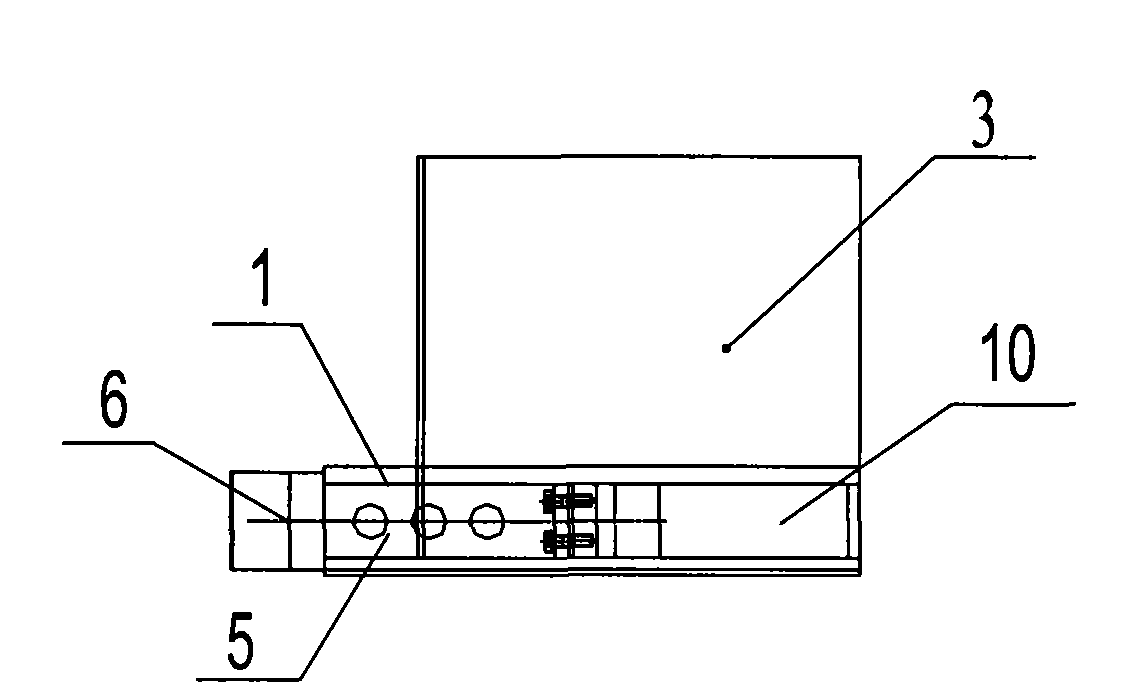 Tray used for vertically continuous delivery of solid material