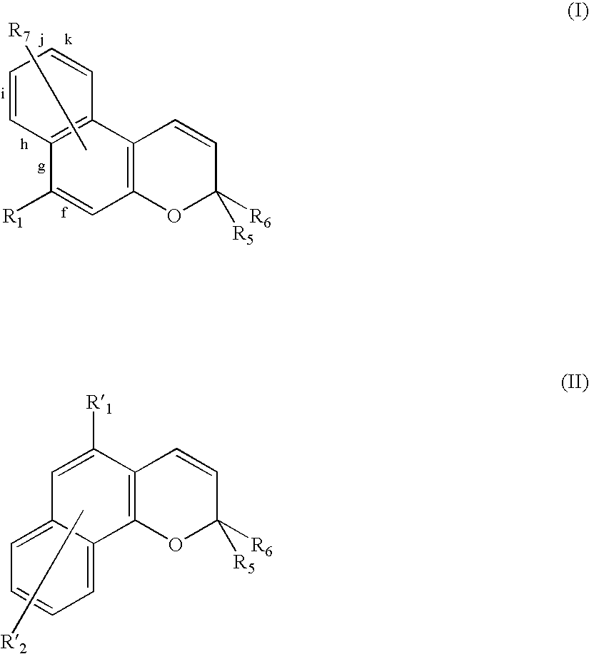 Composition containing an oily phase and a naphthopyran dye, cosmetic treatment processes