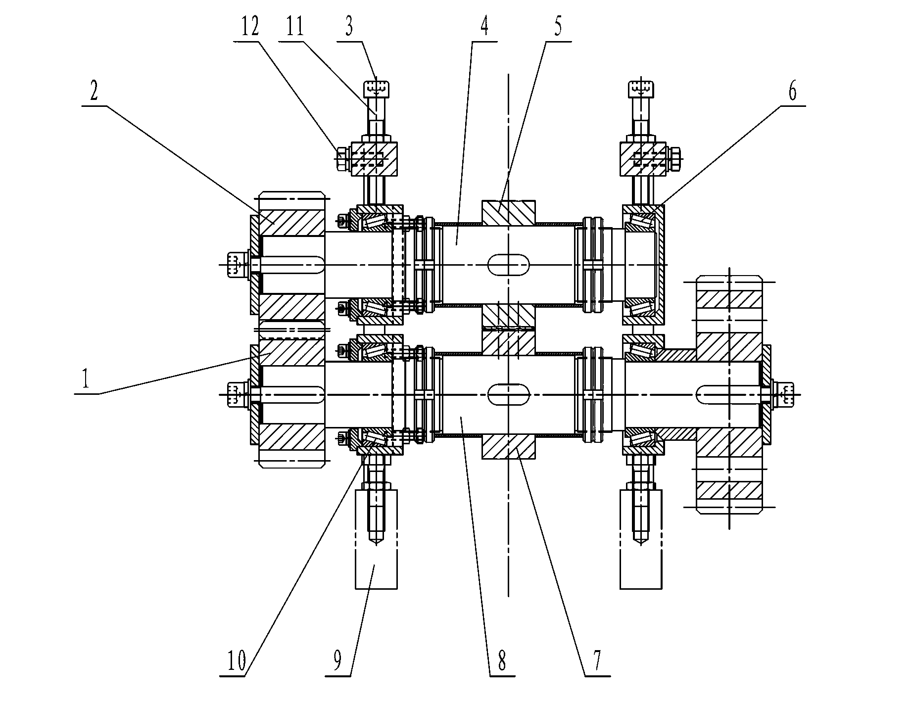 Gear transmission device with variable center distance