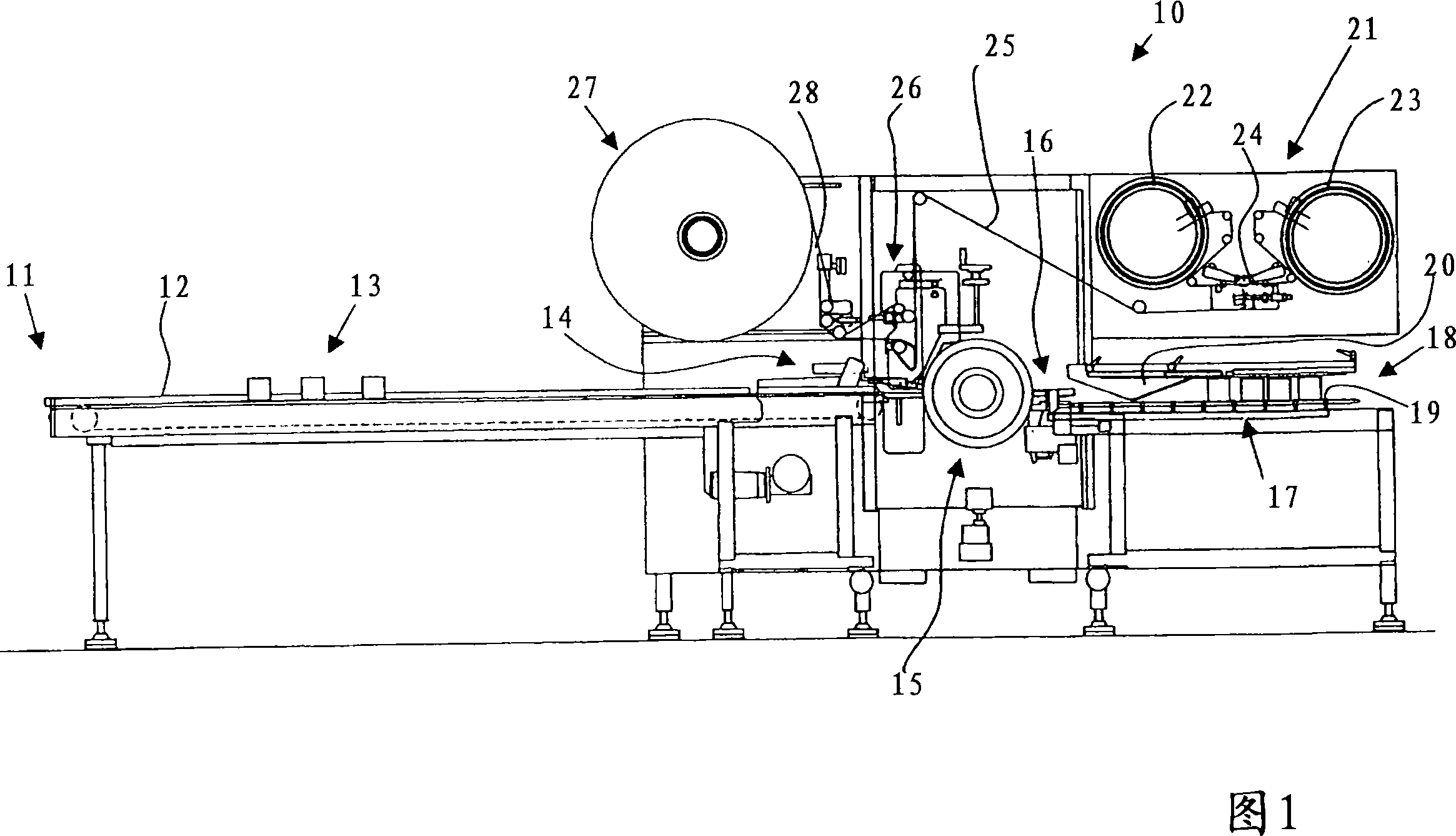 Rotating-head machine for packaging products in sealed film