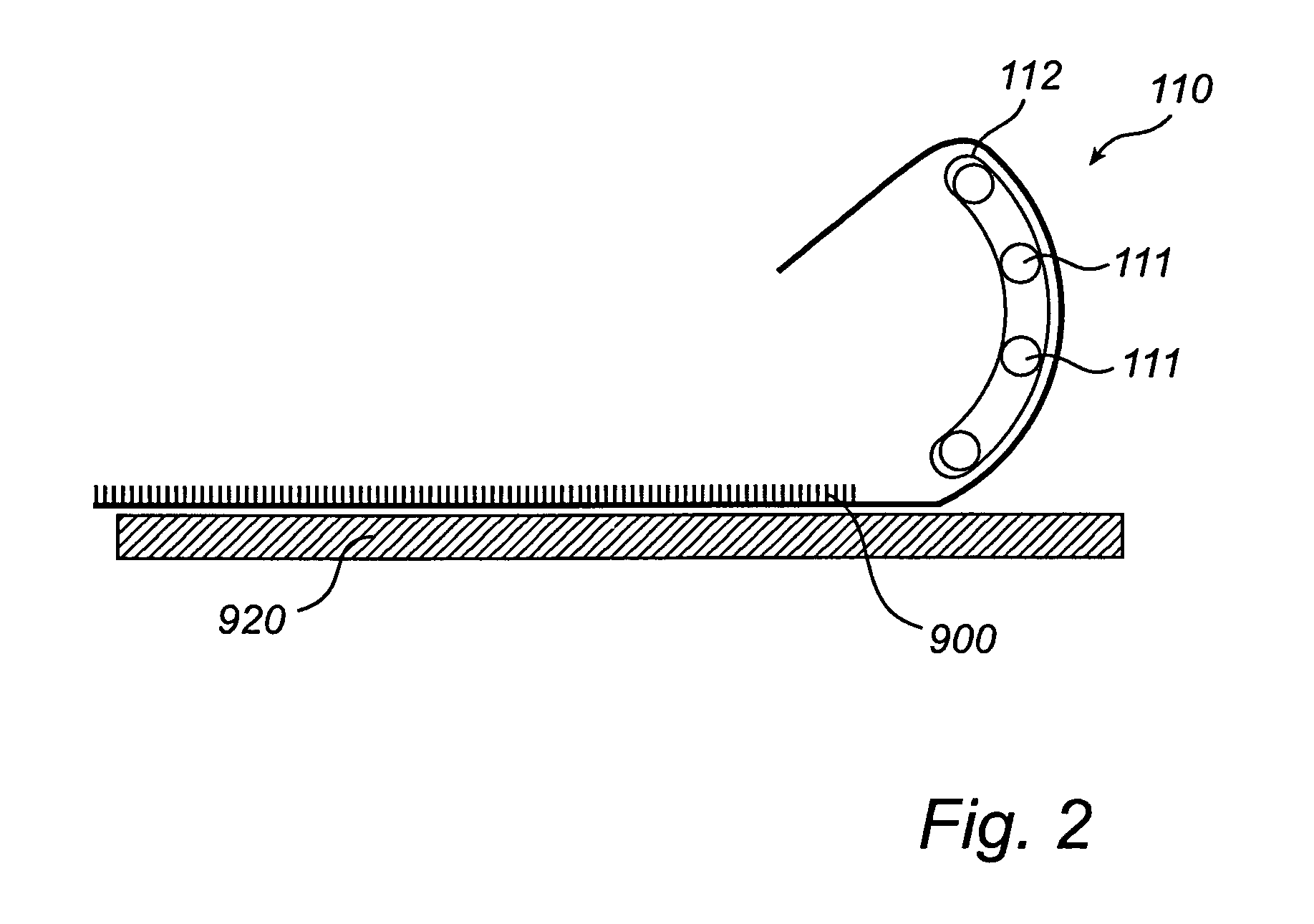 Apparatus and method for handling an artificial turf arranged on a base