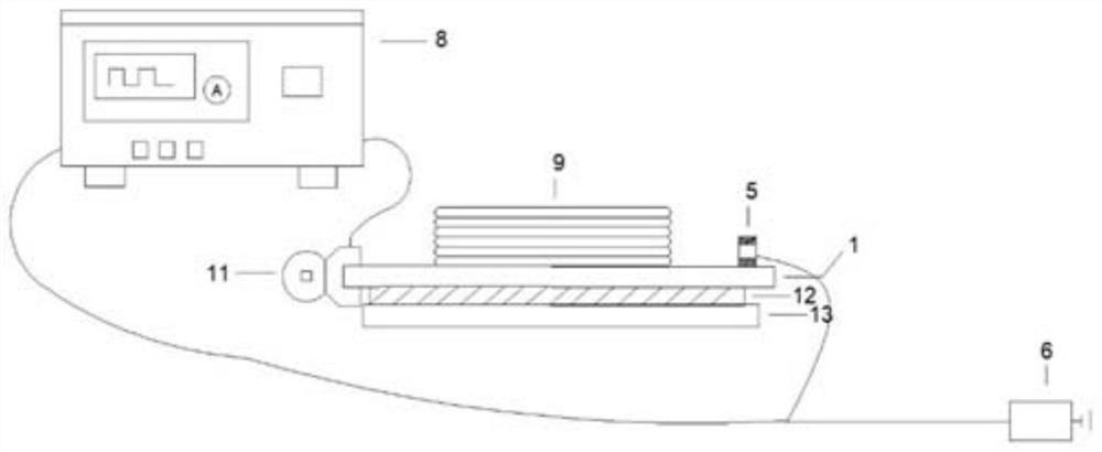 Electric arc additive manufacturing device and method for controlling stress deformation through vibration aging