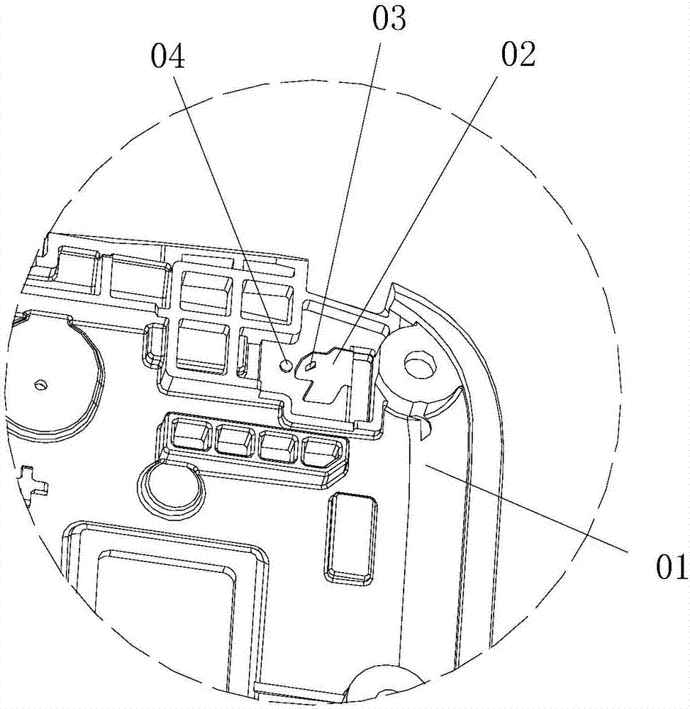 Mobile phone antenna feed point position and rear cover assembling mechanism