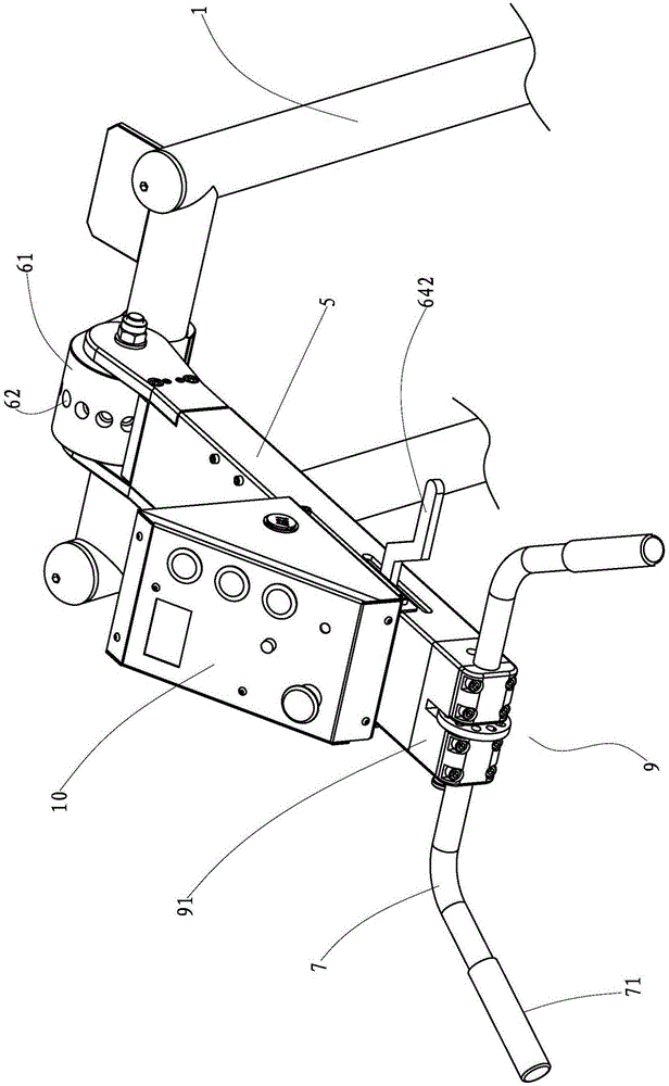 Ground grinder with handles convenient to adjust
