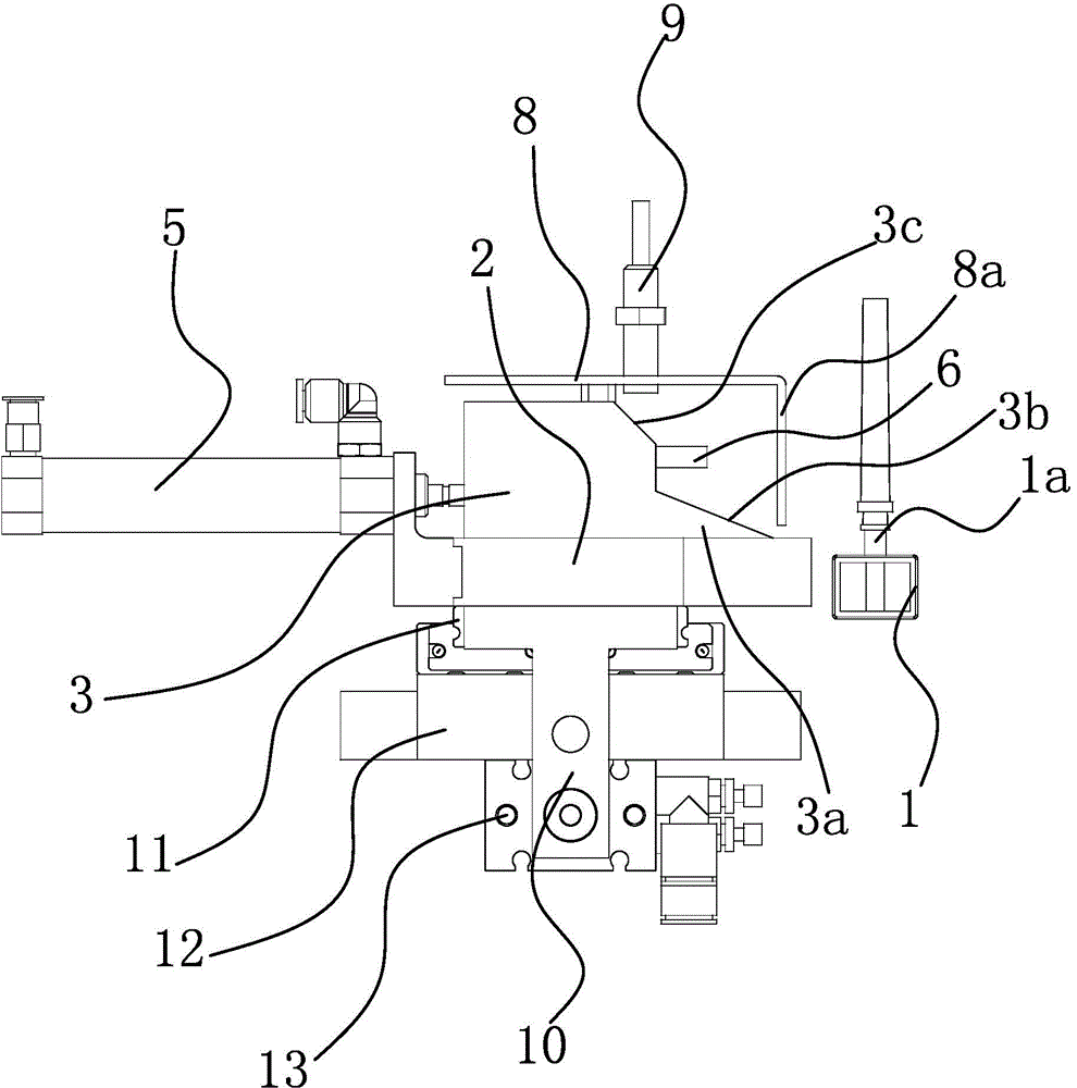 Discharging device for medical accessory assembling machine