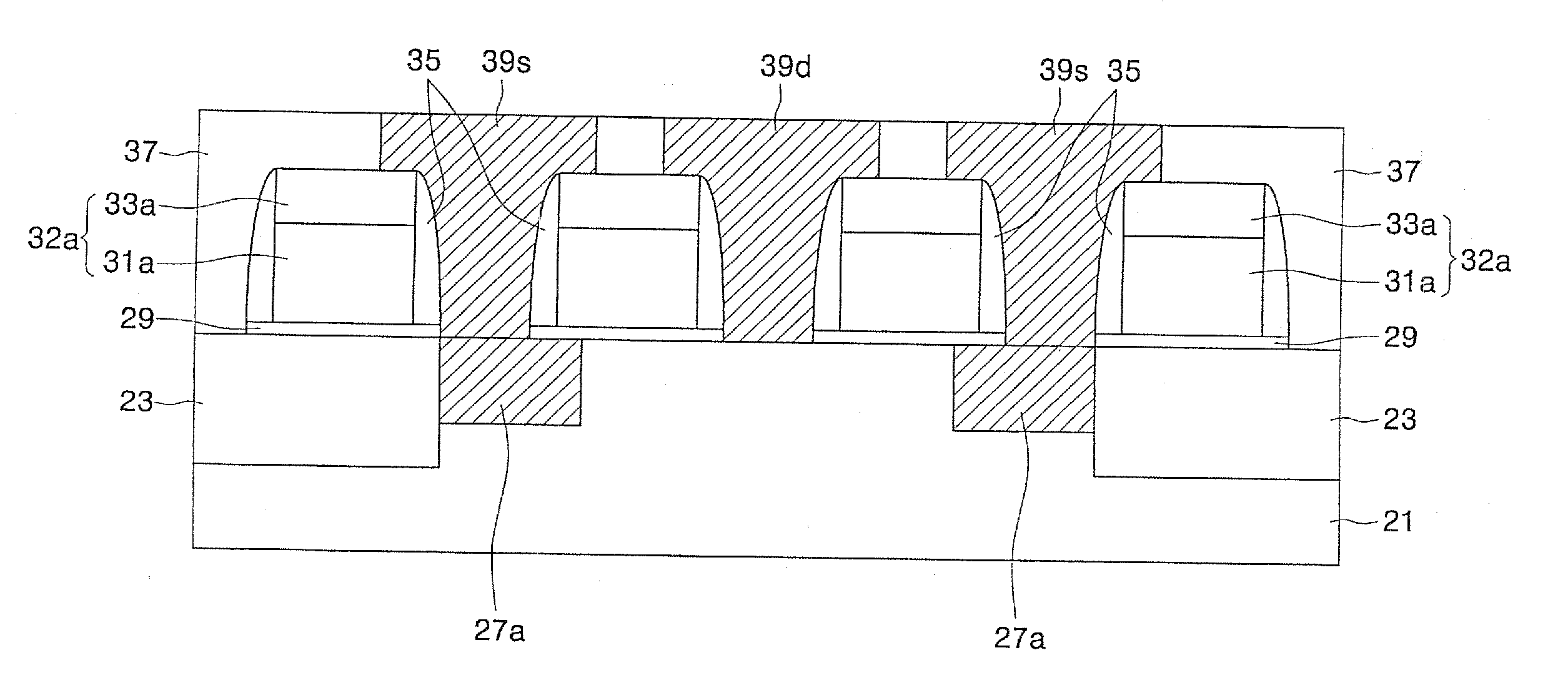 Asymmetric source/drain transistor employing selective epitaxial growth (SEG) layer and method of fabricating same