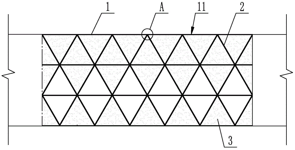 Solid-liquid two-phase energy dissipating fender and manufacturing method thereof